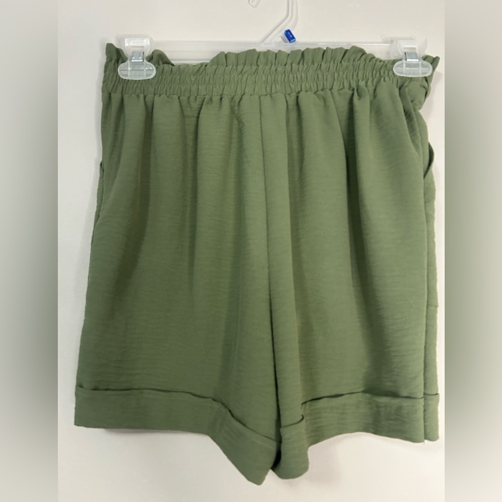 New York Clothing Company Green High-Waisted Shorts with Belt, Size S - Picture 6 of 6